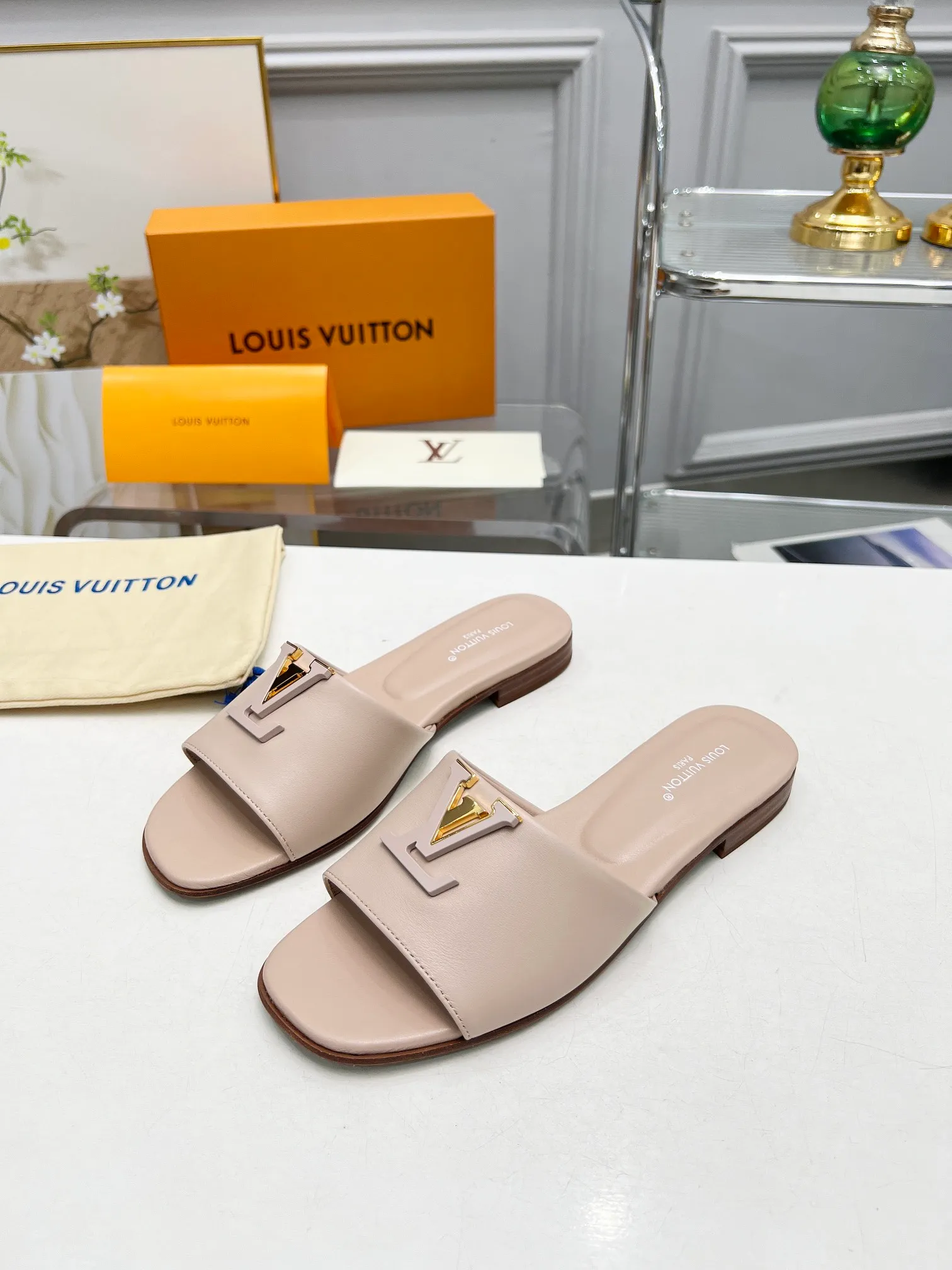 👟👟Ex-factory price 440👟👟Louis Vuitton/Louis Vuitton women's new sandals LV SUNSET COMFORT flat sandals are made of exquisite cowhide and sheepskin lining, the uppers show handicrafts, and are matched with genuine leather soles*@wearing experience. LV logo hardware buckle on upper, size 35-42